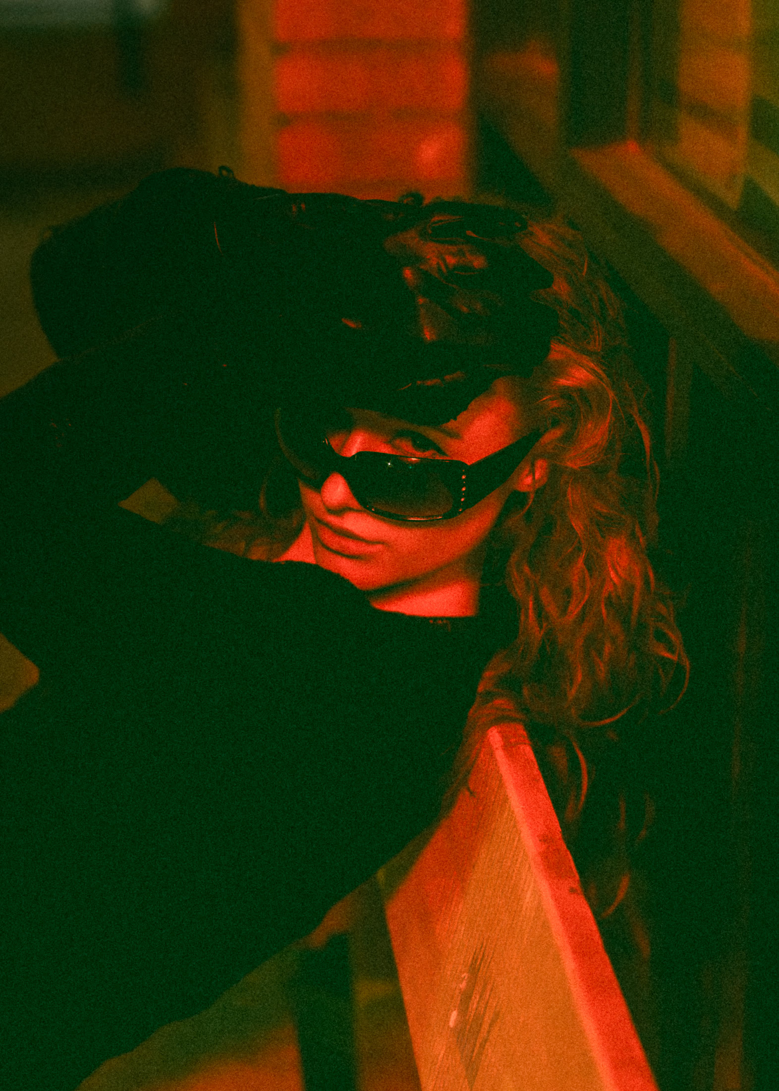 Kaia Jette under orange night lights
